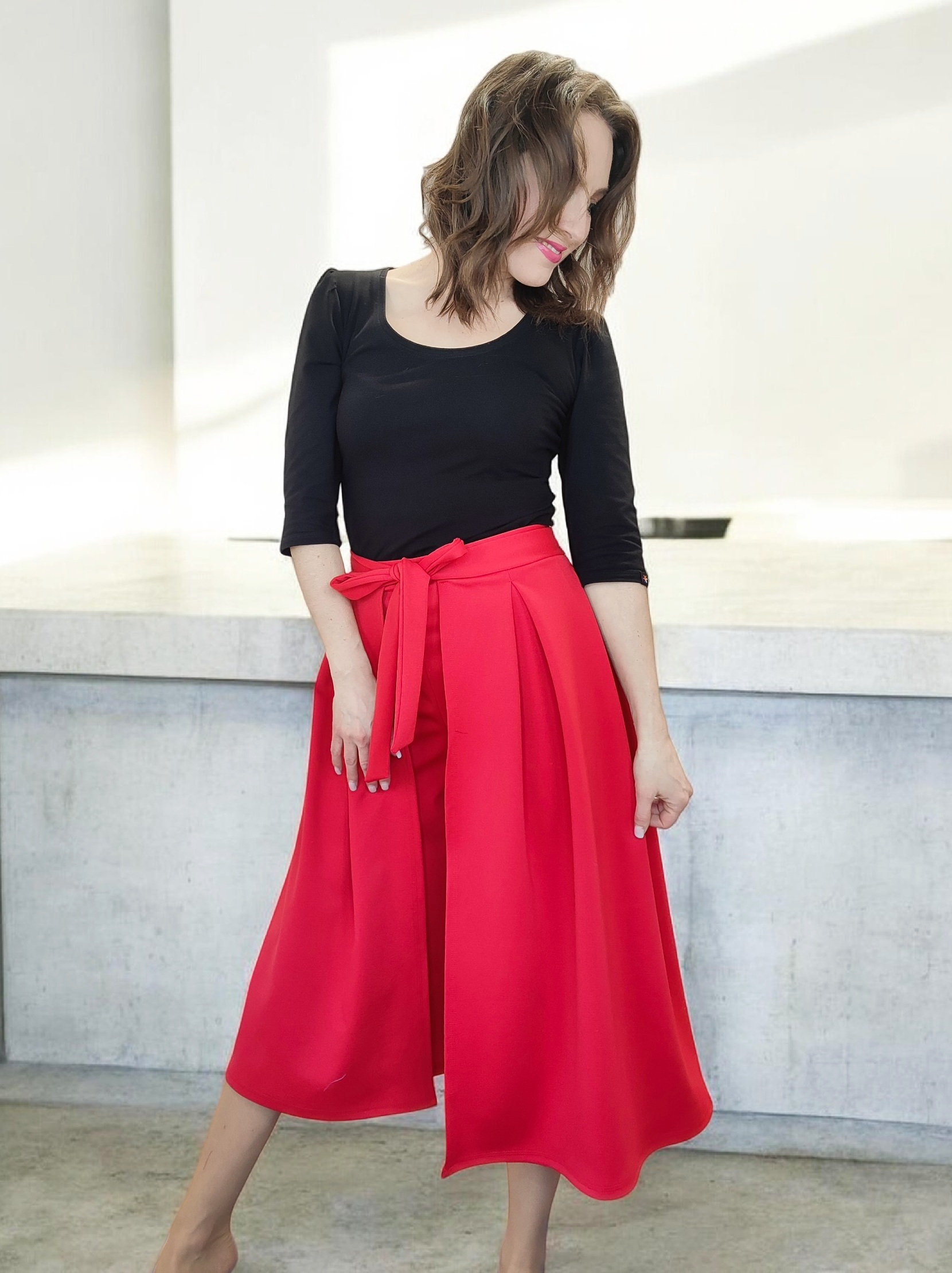 červené culottes kalhotová sukně JERRY na modelce – kalhoty pod kolena se širokými nohavicemi